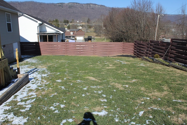 view of yard featuring a mountain view