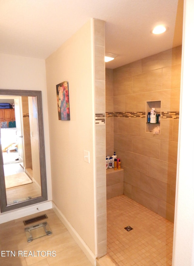 bathroom featuring a tile shower