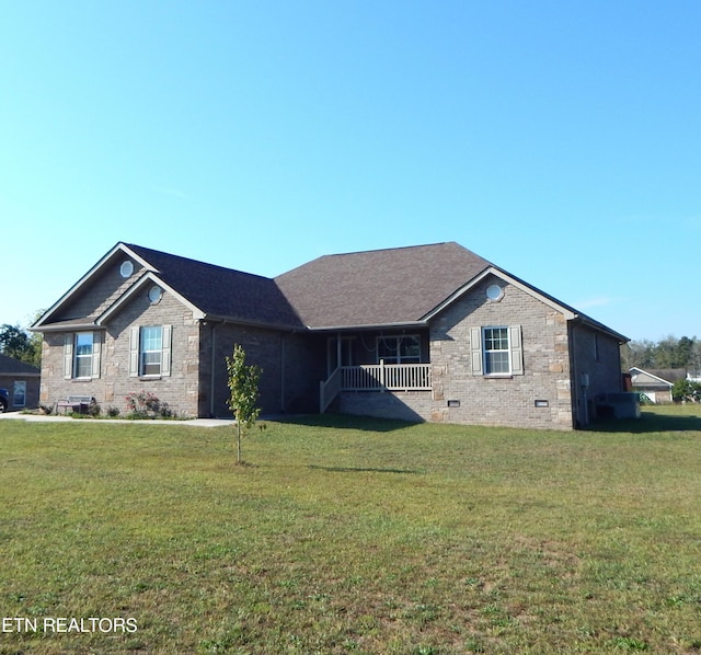 view of front of property featuring a front yard