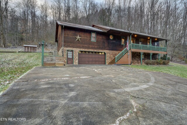 view of front of house featuring a front lawn and a garage