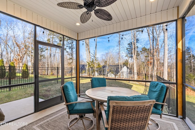 sunroom with ceiling fan