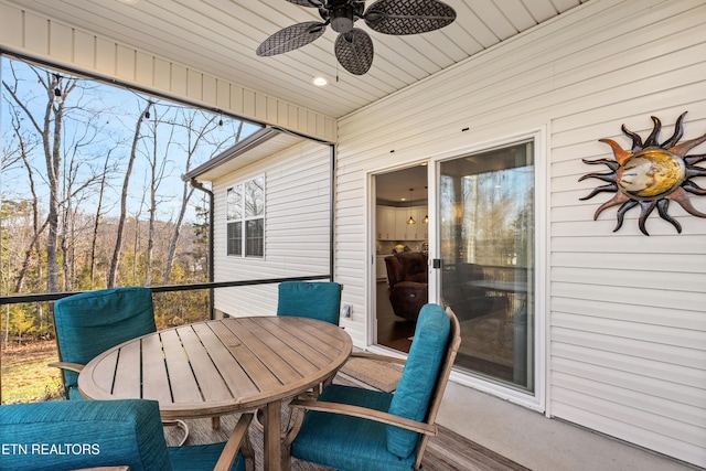 sunroom with ceiling fan