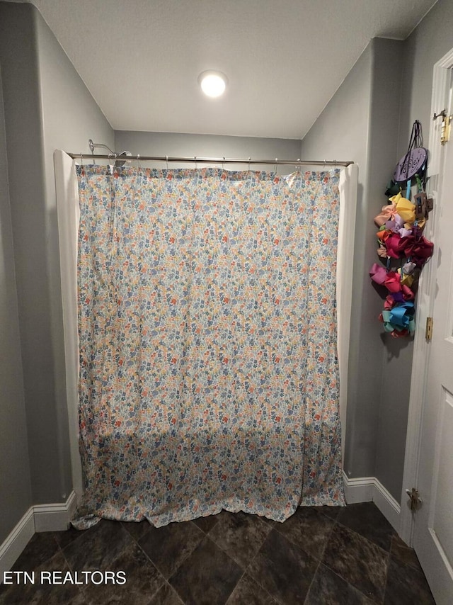 bathroom featuring a shower with shower curtain