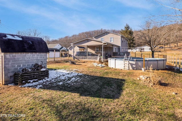 view of yard featuring a storage unit