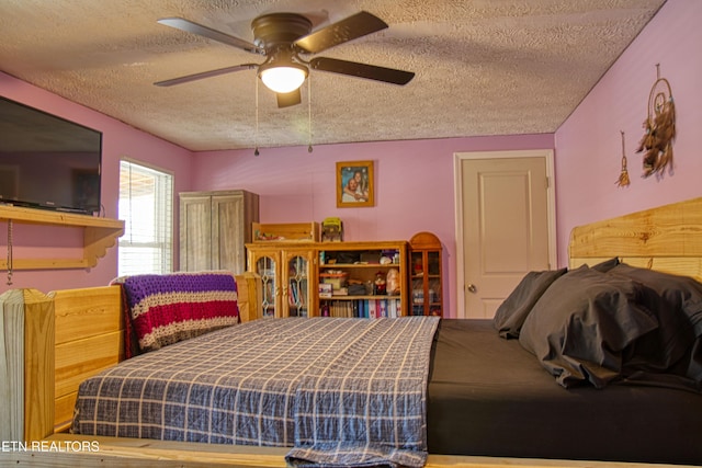 bedroom featuring ceiling fan and a textured ceiling