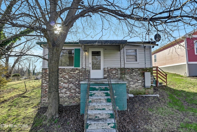 view of front of home with a front lawn