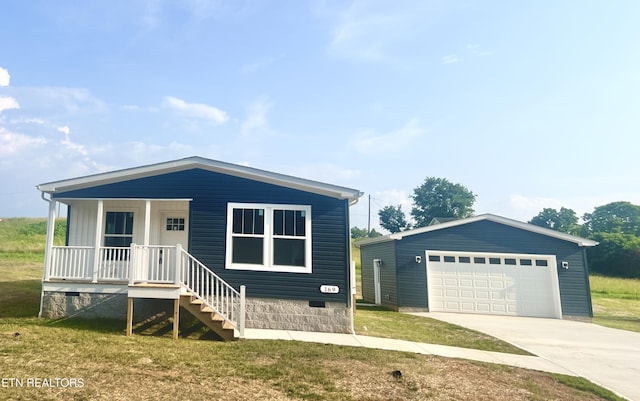 169 Dode St, Sweetwater, TN 37874 - view of front facade with covered porch, driveway, and a front yard