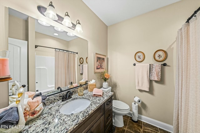 bathroom with curtained shower, toilet, and vanity