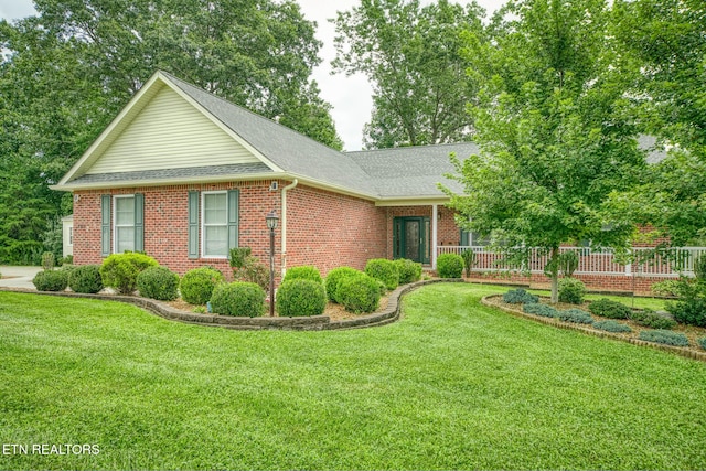 view of front of house featuring a front lawn