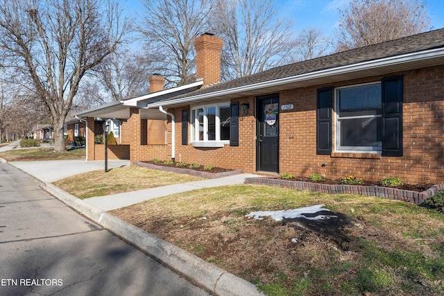 single story home with a front yard