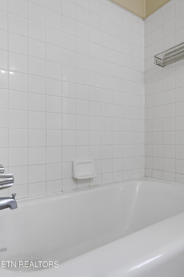 bathroom featuring a washtub