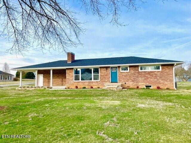 ranch-style house featuring a front yard