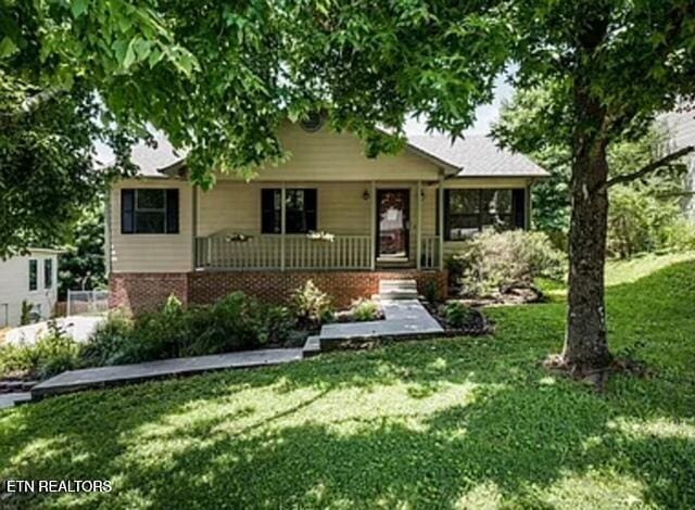 view of front of home with a front lawn