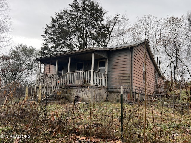 view of front of property featuring a porch