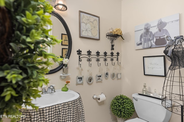 bathroom featuring toilet and sink