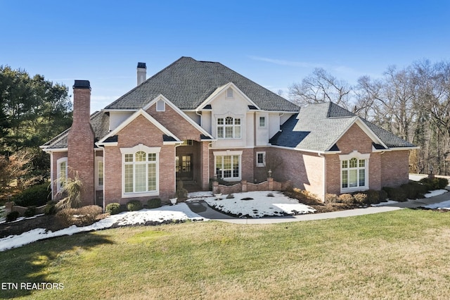 view of front facade with a front lawn