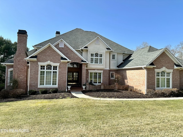 view of front facade featuring a front lawn