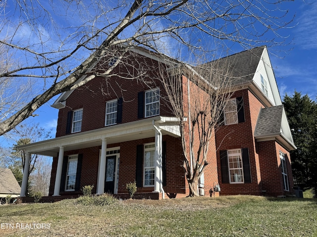 view of front of property with a front lawn and covered porch