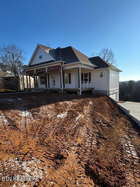 view of front of property with covered porch and a garage