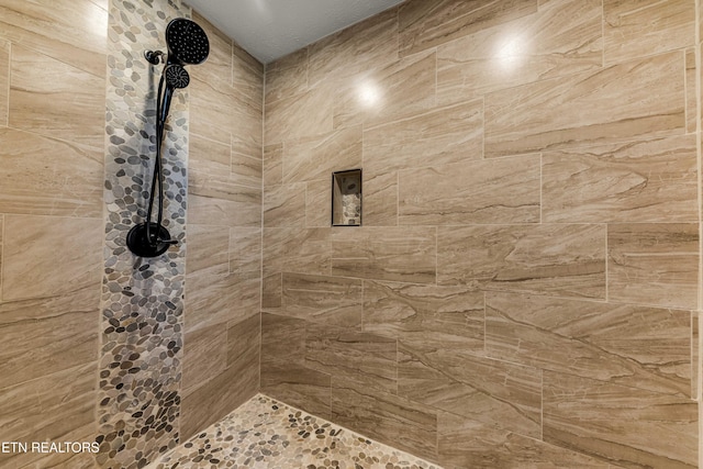 bathroom featuring tiled shower