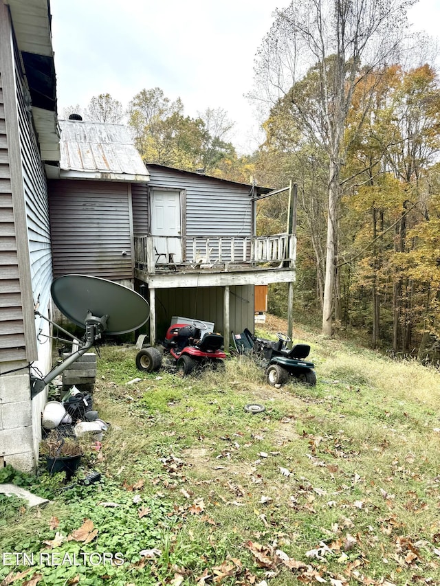 view of yard featuring a balcony