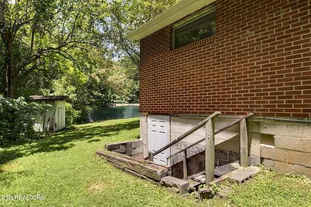 exterior space featuring a lawn