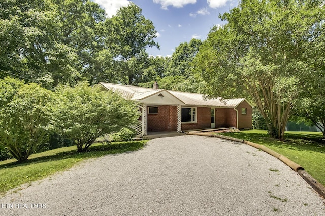 ranch-style house featuring a front yard