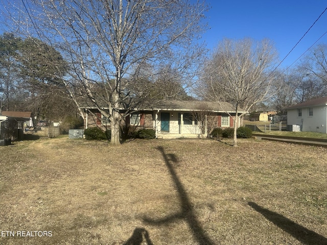 ranch-style home featuring a front lawn