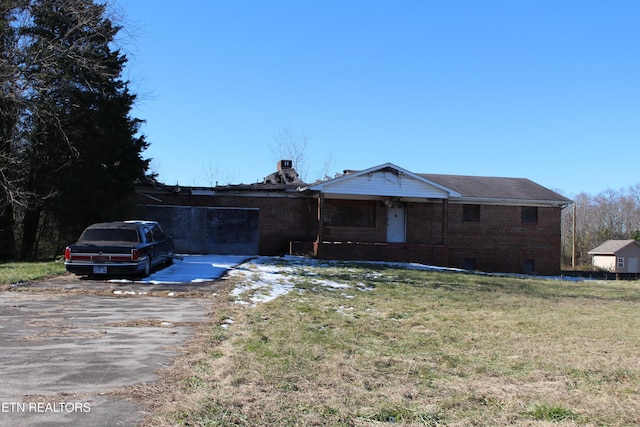 ranch-style home featuring a front lawn