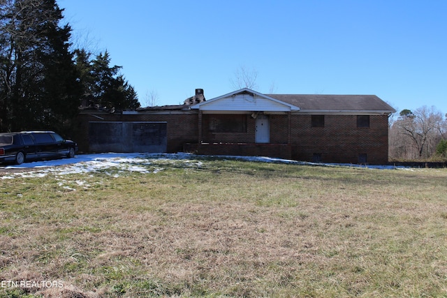 single story home with a front lawn