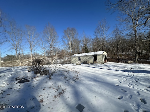 view of yard layered in snow