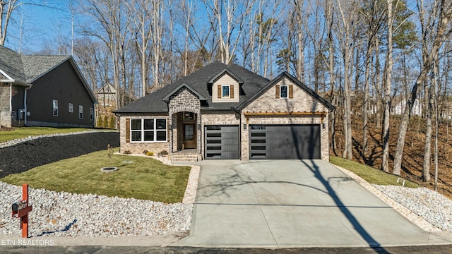 view of front of home featuring a front yard