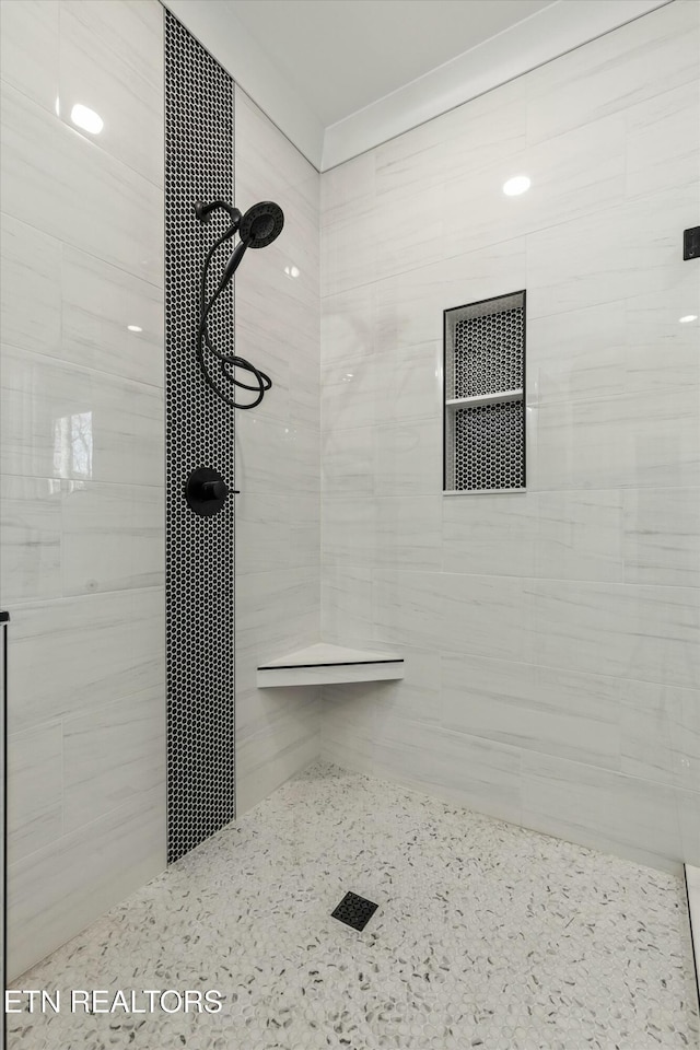 bathroom featuring a tile shower