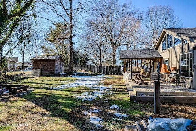 view of yard featuring a storage unit