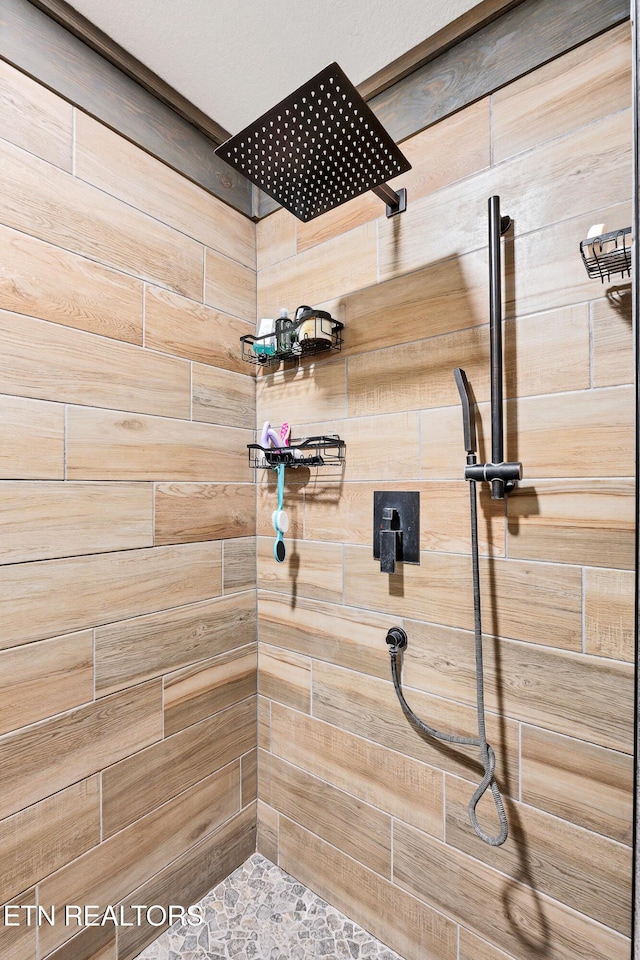 bathroom featuring a tile shower