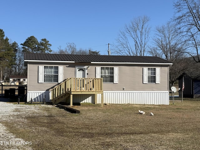 manufactured / mobile home featuring a front yard