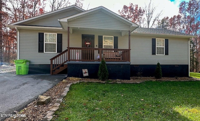 view of front of property featuring a front yard and covered porch