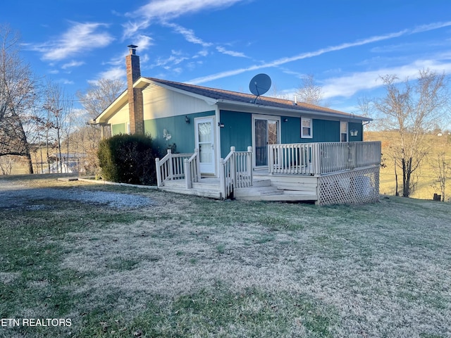 view of front of home with a front lawn