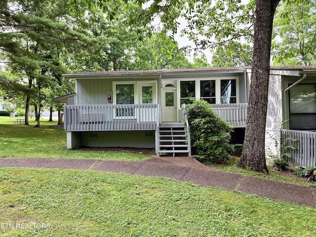 view of front of property with a front lawn