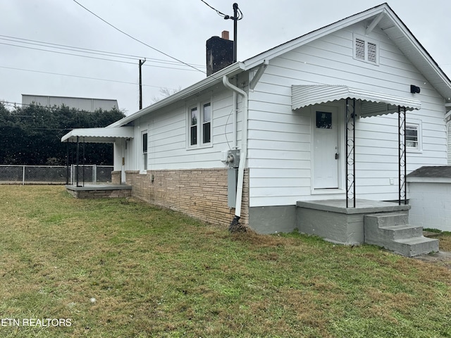 view of front of property with a front lawn