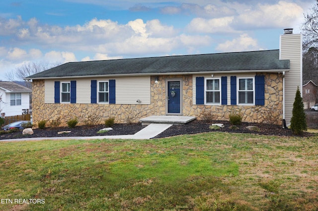 ranch-style home featuring a front lawn