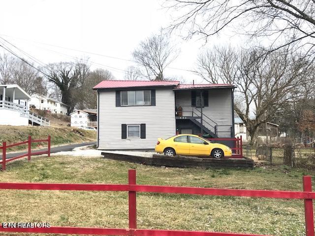 view of front of home featuring a front lawn