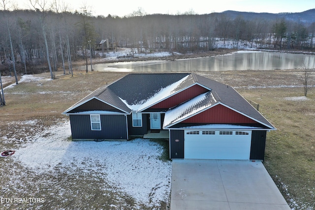 view of front of house featuring a garage and a mountain view