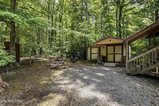 view of yard with a storage shed