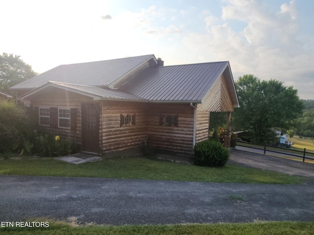 view of front of home with a front lawn