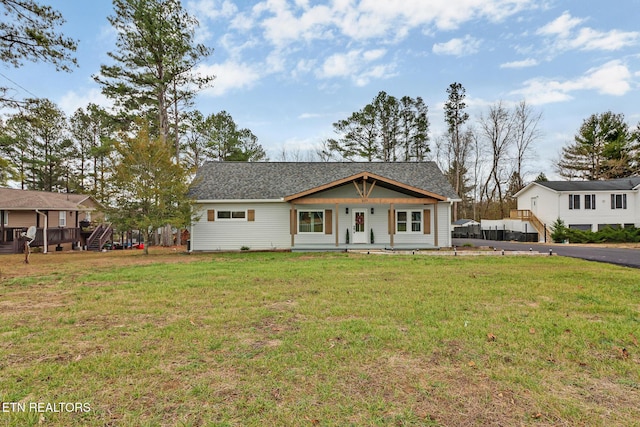 view of front facade featuring a front yard and a porch