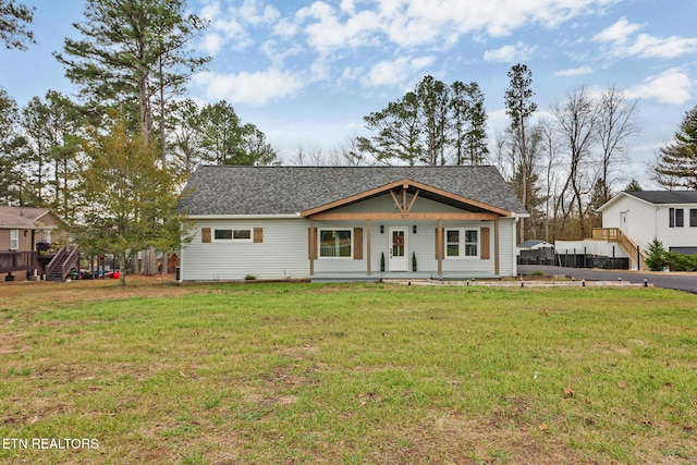 view of front facade featuring a front lawn