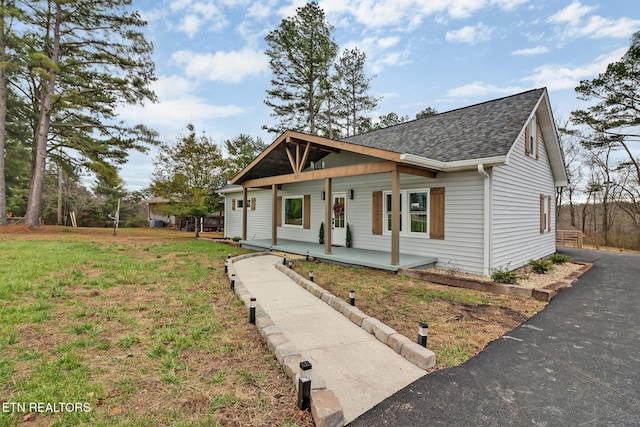 view of front facade featuring a front lawn and covered porch