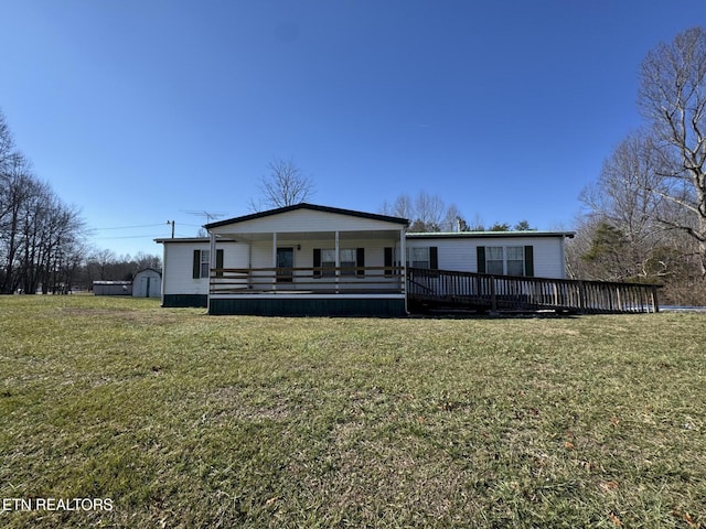 view of front of property featuring a storage shed and a front yard