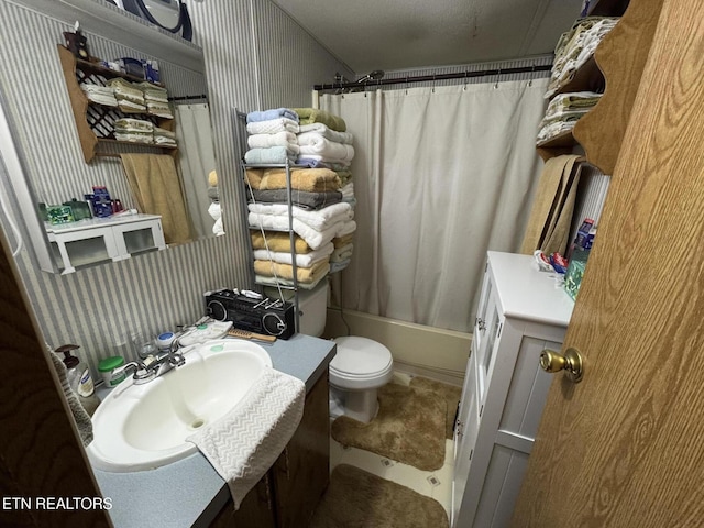 full bathroom with shower / bath combo with shower curtain, sink, and toilet